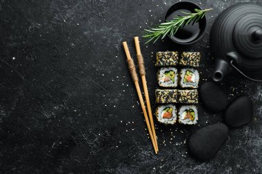 Sushi Rolls - Susamlı Kaliforniya, somon balığı ve avokado. Bir dizi suşi rulo deniz ürünü.
