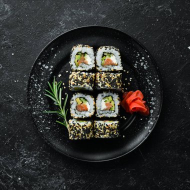 Sushi Rolls - Susamlı Kaliforniya, somon balığı ve avokado. Bir dizi suşi rulo deniz ürünü.