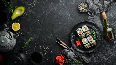 Sushi Rolls - Susamlı Kaliforniya, somon balığı ve avokado. Bir dizi suşi rulo deniz ürünü.