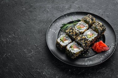 Sushi Rolls - Susamlı Kaliforniya, somon balığı ve avokado. Bir dizi suşi rulo deniz ürünü.