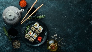 Sushi Rolls - Susamlı Kaliforniya, somon balığı ve avokado. Bir dizi suşi rulo deniz ürünü.