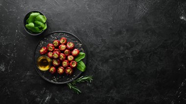 Kapari ile doldurulmuş biber turşusu. Geleneksel İtalyan yemeği. Üst Manzara. Metnin için boş yer.
