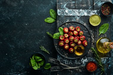 Kapari ile doldurulmuş biber turşusu. Geleneksel İtalyan yemeği. Üst Manzara. Metnin için boş yer.