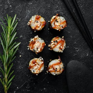 Yılan balığı, pirinç ve Unagi soslu suşi maki. Japon yemek takımı. Üst görünüm