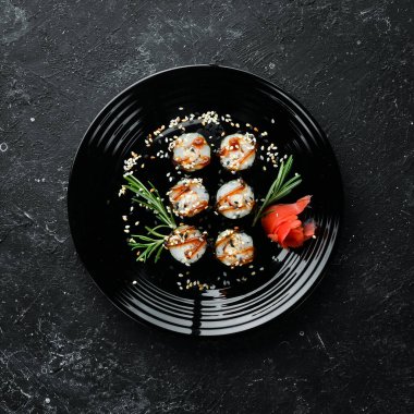 Yılan balığı, pirinç ve Unagi soslu suşi maki. Japon yemek takımı. Üst görünüm
