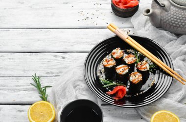 Yılan balığı, pirinç ve Unagi soslu suşi maki. Japon yemek takımı. Üst görünüm