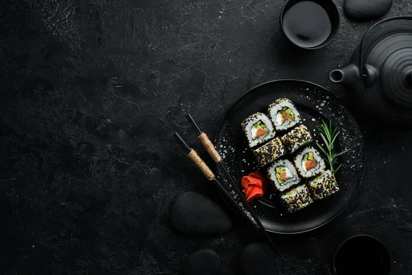 Sushi Rolls Kalifornie Sezamem Lososem Avokádem Sada Sushi Rohlíků Mořských — Stock fotografie