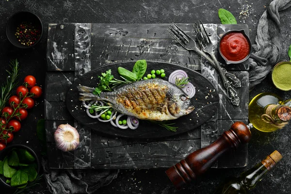Печёная Рыба Дорадо Овощами Чёрной Каменной Тарелке Вид Сверху Свободное — стоковое фото