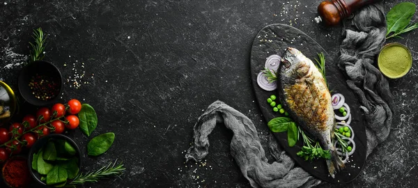 Sült Dorado Hal Zöldségekkel Egy Fekete Tányéron Első Látásra Szabad — Stock Fotó
