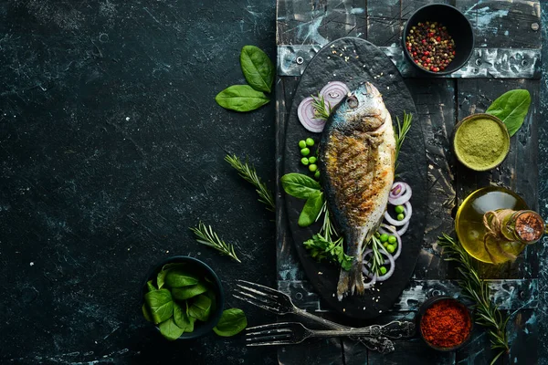 Печёная Рыба Дорадо Овощами Чёрной Каменной Тарелке Вид Сверху Свободное — стоковое фото