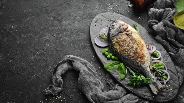Bakte Dorado Vis Met Groenten Een Zwarte Stenen Plaat Bovenaanzicht — Stockfoto