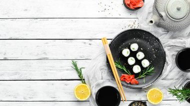 Maki böreği, Philadelphia peynirli ve salatalıklı. Klasik Japon suşisi. Üst Manzara. Metnin için boş yer