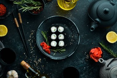 Maki böreği, Philadelphia peynirli ve salatalıklı. Klasik Japon suşisi. Üst Manzara. Metnin için boş yer