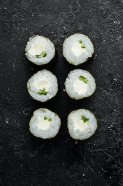 Maki böreği, Philadelphia peynirli ve salatalıklı. Klasik Japon suşisi. Üst Manzara. Metnin için boş yer