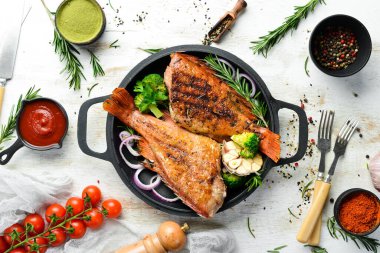 Siyah taş bir tabakta sebzeli fırında kırmızı balık levreği. Üst Manzara. Metnin için boş yer.