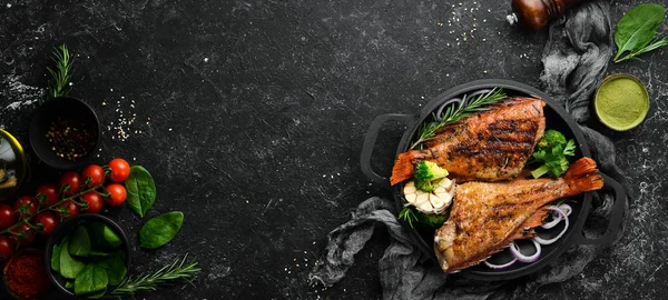 Печёная Красная Рыба Овощами Чёрной Каменной Тарелке Вид Сверху Свободное — стоковое фото