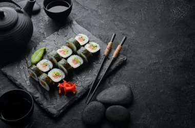 Avokado ve somonlu suşi. Klasik Japon suşisi. Üst Manzara. Metnin için boş yer.