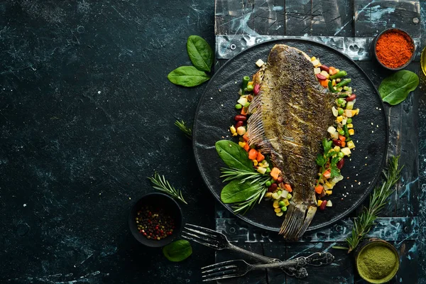 Peixe Solha Assado Com Legumes Uma Placa Pedra Preta Frutos — Fotografia de Stock