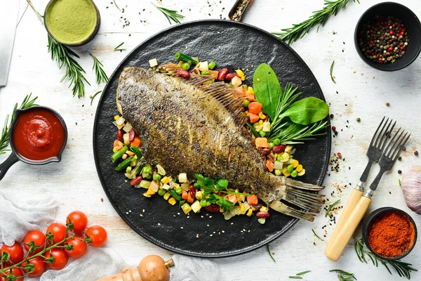 Peixe Solha Assado Com Legumes Uma Placa Pedra Preta Frutos — Fotografia de Stock