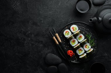 Avokado ve domatesli vejetaryen suşi. Suşi seti. Üst Manzara. Metnin için boş yer
