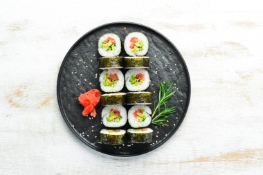 Avokado ve domatesli vejetaryen suşi. Suşi seti. Üst Manzara. Metnin için boş yer