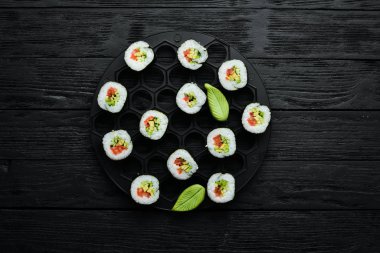 Avokado ve domatesli vejetaryen suşi. Suşi seti. Üst Manzara. Metnin için boş yer