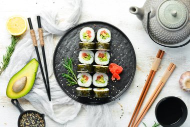 Avokado ve domatesli vejetaryen suşi. Suşi seti. Üst Manzara. Metnin için boş yer