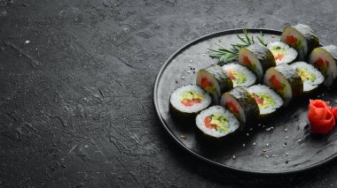 Avokado ve domatesli vejetaryen suşi. Suşi seti. Üst Manzara. Metnin için boş yer