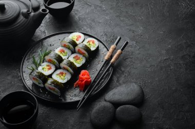 Avokado ve domatesli vejetaryen suşi. Suşi seti. Üst Manzara. Metnin için boş yer
