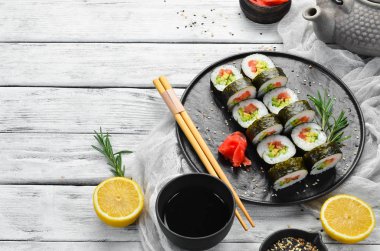 Avokado ve domatesli vejetaryen suşi. Suşi seti. Üst Manzara. Metnin için boş yer