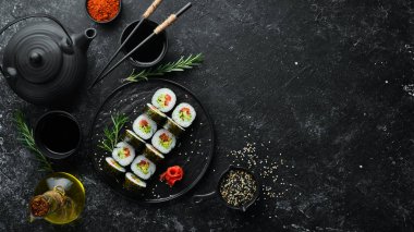 Avokado ve domatesli vejetaryen suşi. Suşi seti. Üst Manzara. Metnin için boş yer