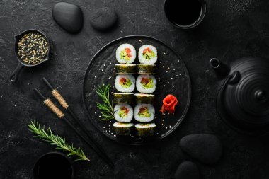 Avokado ve domatesli vejetaryen suşi. Suşi seti. Üst Manzara. Metnin için boş yer