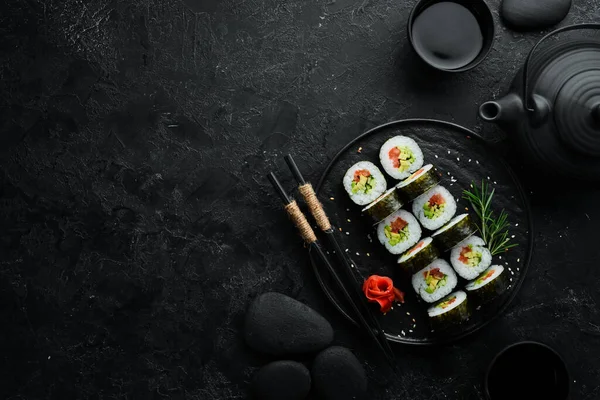 Sushi Vegetarian Dengan Alpukat Dan Tomat Sushi Set Pemandangan Bagus — Stok Foto