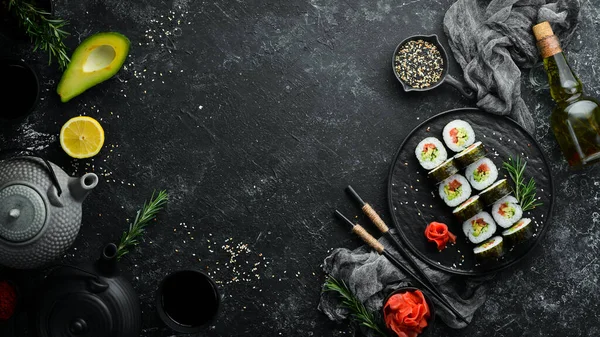 Vegetarisches Sushi Mit Avocado Und Tomaten Sushi Set Vorhanden Ansicht — Stockfoto
