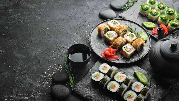 Set Tradisional Sushi Piring Hitam Sushi Roll Dark Background — Stok Foto