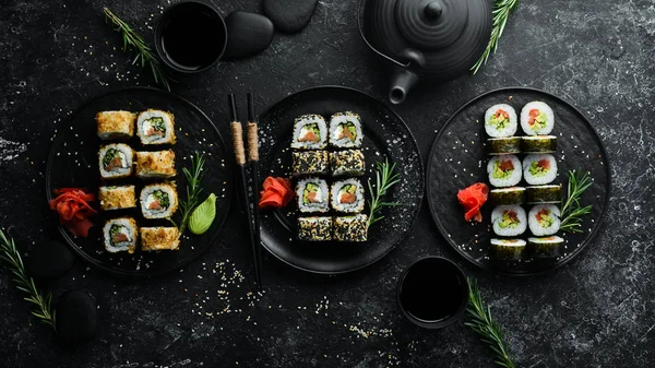 Set Tradisional Sushi Piring Hitam Sushi Roll Dark Background — Stok Foto