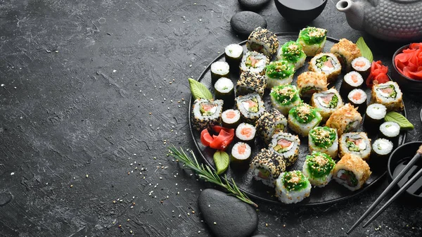 Set Sushi Tradizionale Piatto Nero Sushi Rotoli Uno Sfondo Scuro — Foto Stock