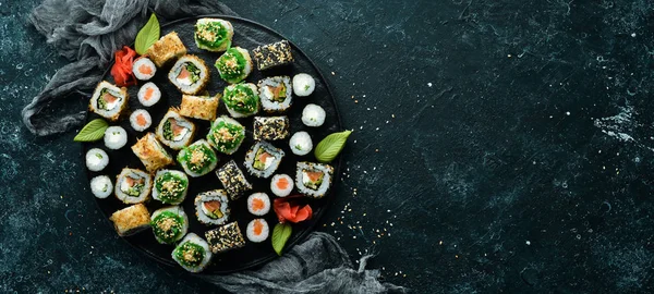 Conjunto Sushi Tradicional Uma Chapa Preta Sushi Rolos Fundo Escuro — Fotografia de Stock