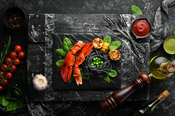 Garra Langosta Con Pasta Negra Verduras Plato Piedra Negra Mariscos — Foto de Stock