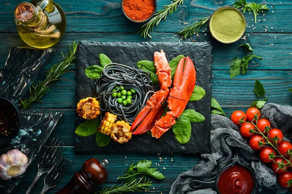 Garra Lagosta Com Macarrão Preto Legumes Prato Pedra Preta Frutos — Fotografia de Stock