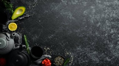 Japon aşçılık geçmişi. Siyah taş arka plan. Metnin için boş yer