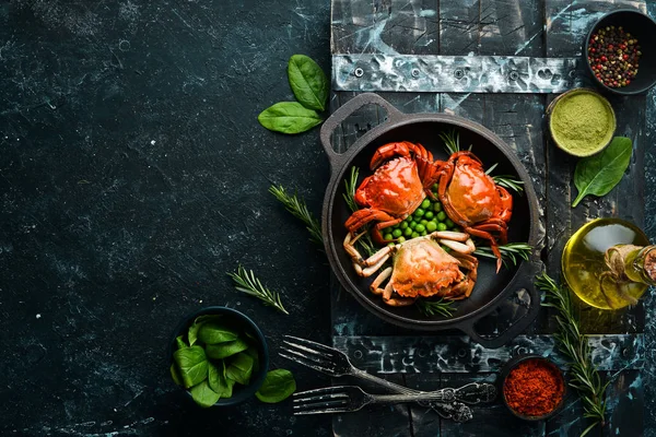 烧焦的海蟹 蔬菜放在一个黑锅里 顶部视图 给你的文章腾出地方 — 图库照片