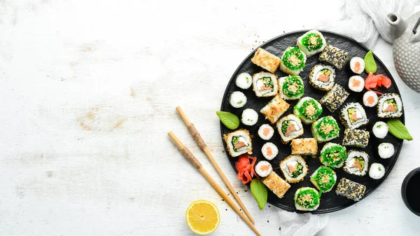 Sada Tradičních Sushi Černém Talíři Sushi Role Bílém Dřevěném Pozadí — Stock fotografie