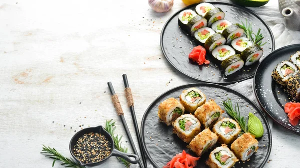 Set Sushi Tradizionale Piatto Nero Sushi Rotoli Sfondo Legno Bianco — Foto Stock