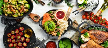 Bir dizi diyet yemeği. Beyaz ahşap arka planda çeşitli yiyecekler. Üst Manzara. Metnin için boş yer.