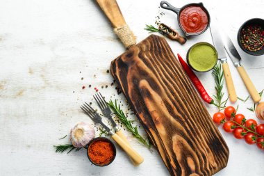 Aşçılığın beyaz arkaplanı. Sebze ve baharatlar beyaz bir masada. Üst Manzara. Metnin için boş yer.