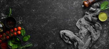 Siyah aşçılık geçmişi. Sebze ve baharatlar masada. Üst Manzara. Metnin için boş yer.