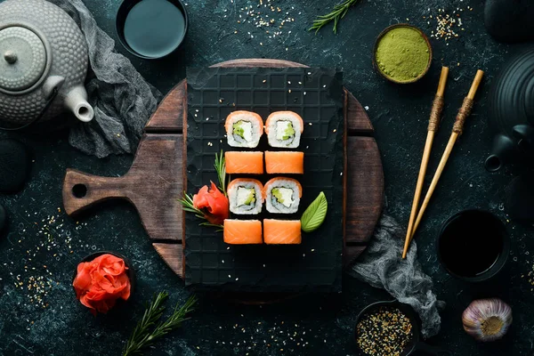 Traditionell Sushi Philadelphia Med Lax Avokado Och Ost Japansk Mat — Stockfoto