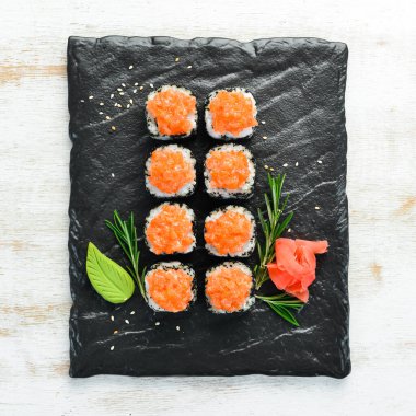 Somon ve havyarlı suşi. Geleneksel Japon mutfağı. Üst görünüm.