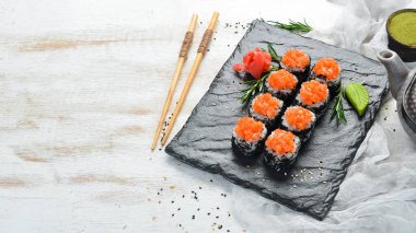 Somon ve havyarlı suşi. Geleneksel Japon mutfağı. Üst görünüm.